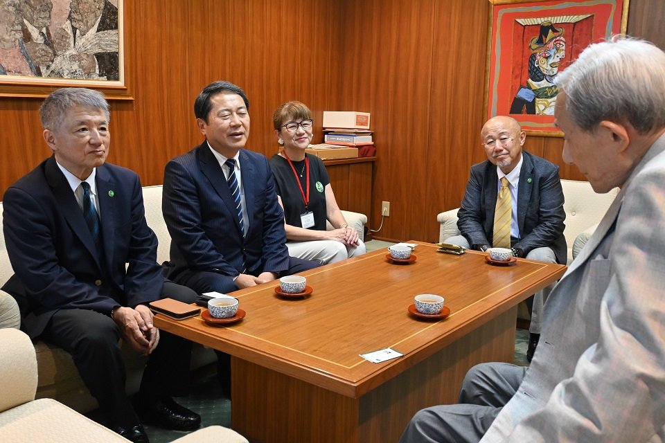 杉山幹夫最高顧問（右）に第２回岐阜県人世界大会を説明するGKI役員ら＝岐阜市、今小町、岐阜新聞社本社