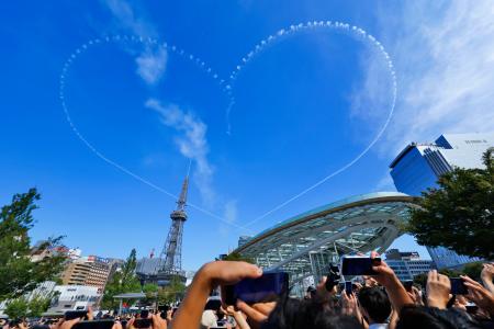 　アジア大会を記念し、名古屋市上空に航空自衛隊の「ブルーインパルス」が描いたハートマーク＝１９日午前