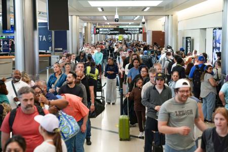 　米南部アトランタの空港で行列をつくる人たち＝２２日（ゲッティ＝共同）