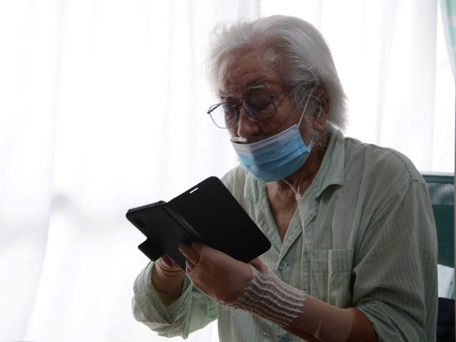 「お客さんに直接、感謝を伝えられないまま店を閉めたことが心残り」と話す斉藤譲二さん＝岐阜市内の自宅