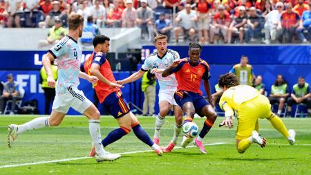 　スペイン―ベルギー　後半、チーム２点目のゴールを決めるスペインのメリノ（左から２人目）＝ロサンゼルス（共同）