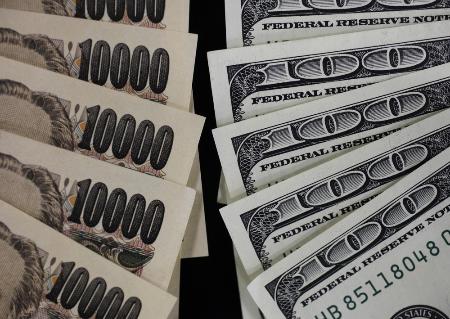 　１万円札と百ドル紙幣（ロイター＝共同）
