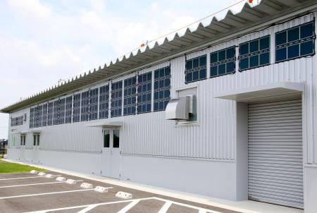 　アイシンの工場で報道陣に公開された、建物の壁に取り付けたペロブスカイト太陽電池＝１３日午前、愛知県安城市
