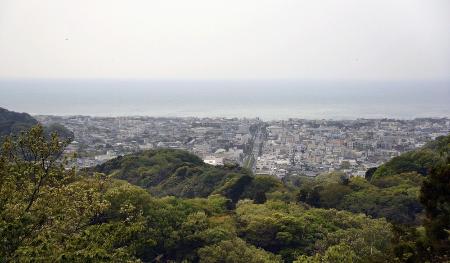 　神奈川県鎌倉市の街並みと相模湾＝２０１８年
