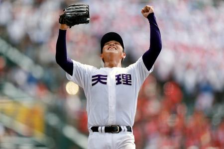 　三重を完封し、ガッツポーズする天理・橋本＝甲子園