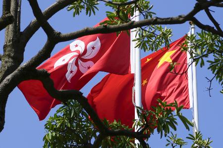 　香港の旗（左）と中国国旗＝香港（共同）