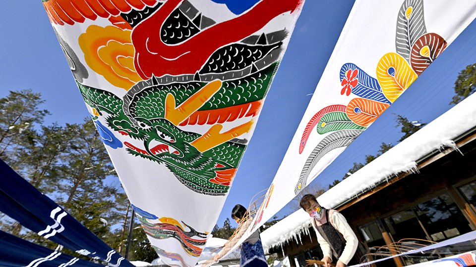 好天の下、天日にさらされる飛騨染の反物＝９日午前１０時２５分、高山市越後町、ゆはら染工