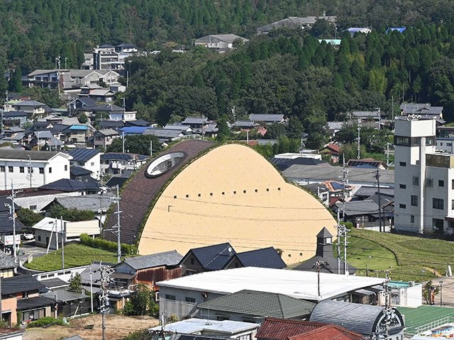町中で異彩を放つモザイクタイルミュージアム＝多治見市笠原町