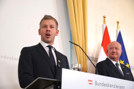 　オーストリアでシュトッカー首相（右）との共同記者会見で発言するハンガリーのマジャル首相＝２１日、ウィーン（共同）