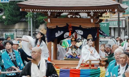 　「青葉まつり」のメインイベント「花御堂渡御」で、稚児大師らを乗せて進む山車＝１５日午後、和歌山県高野町