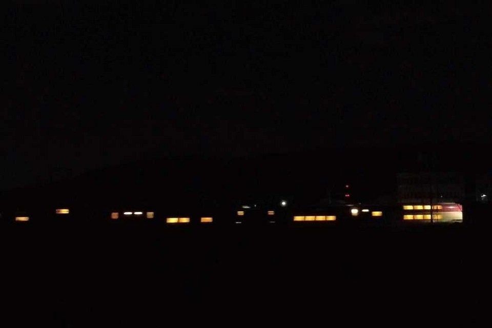 温かみのある光の線で闇夜を切り裂く寝台特急「サンライズ瀬戸・出雲」＝岐阜県不破郡垂井町大石、新垂井駅跡