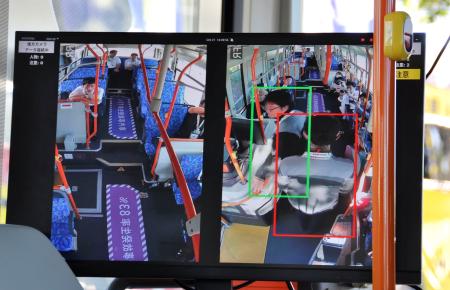 　転倒リスクの高い乗客を赤枠で囲んで表示するモニター＝２１日午後、東京都日野市