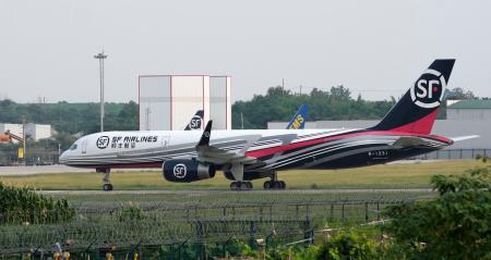 　ジャイアントパンダをのせ、中国四川省成都の空港に到着したチャーター機＝２８日（共同）