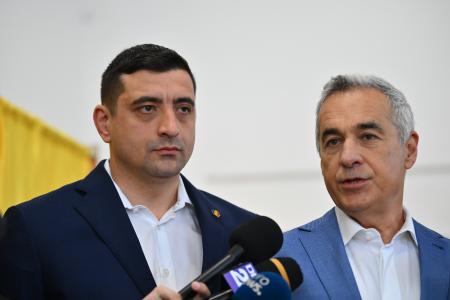 　ルーマニア人統一同盟のシミオン党首（左）とジョルジェスク氏＝４日、ブカレスト（ゲッティ＝共同）