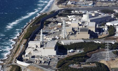 　中部電力浜岡原発。手前から５号機、４号機、３号機、２号機、１号機＝１月、静岡県御前崎市