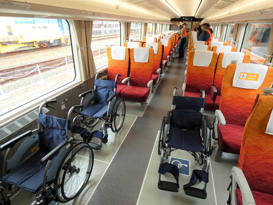 車椅子スペースは１編成１カ所の現行車から、１編成３カ所に増設