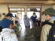 金華山研究家のガイドとともに岐阜城周辺を巡るツアー＝岐阜市大宮町、岐阜公園