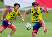 　事前合宿で調整する久保。左は中村＝モンテレイ近郊（共同）