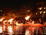 総がらみを披露する鵜匠たち。鵜舟は老朽化が進む＝１０月、岐阜市の長良川