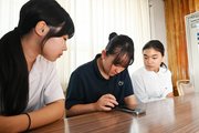 スマホで動画を編集する生徒たち＝本巣松陽高校