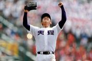 　三重を完封し、ガッツポーズする天理・橋本＝甲子園