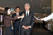 　日本国際貿易促進協会会長として中国・北京へ出発する前に記者団の取材に応じる岩屋前外相＝２７日午前、羽田空港