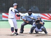 中京×帝京大可児＝２回裏、適時打を放つ中京の桂＝長良川