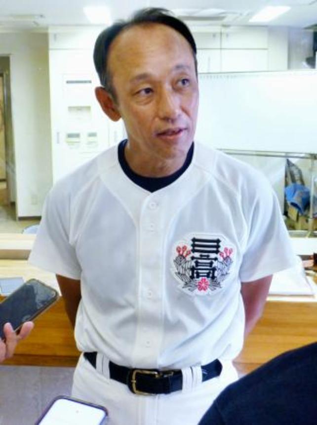 　西東京大会１回戦後、取材に応じる日大三の三木有造監督＝１２日、東京都八王子市