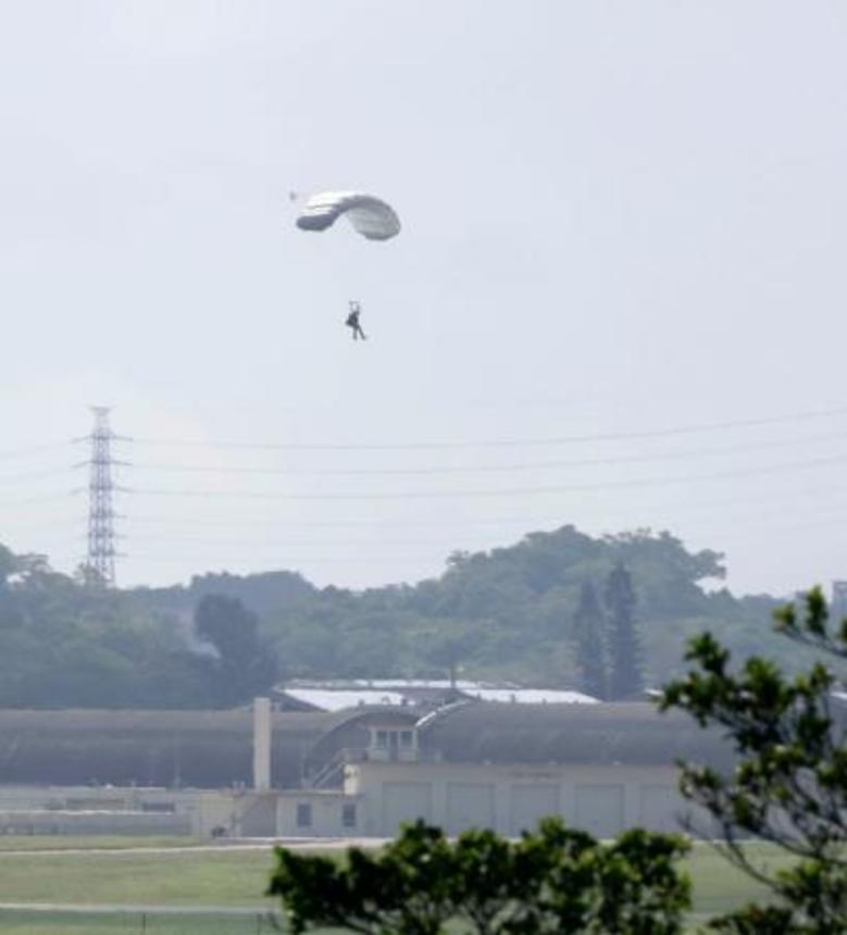 　米軍が沖縄県の嘉手納基地で実施したパラシュート降下訓練＝４日午前