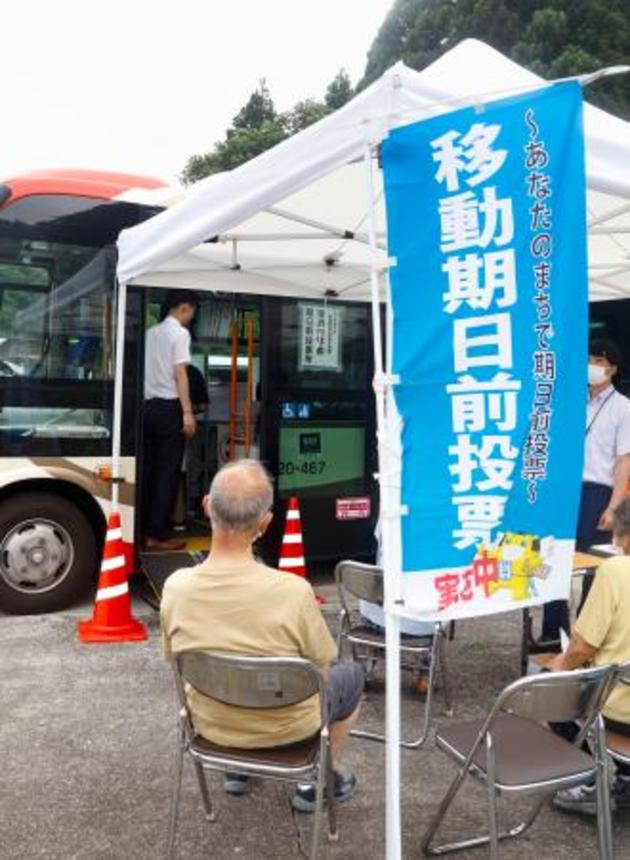 　石川県珠洲市宝立町に設けられた移動式期日前投票所＝９日