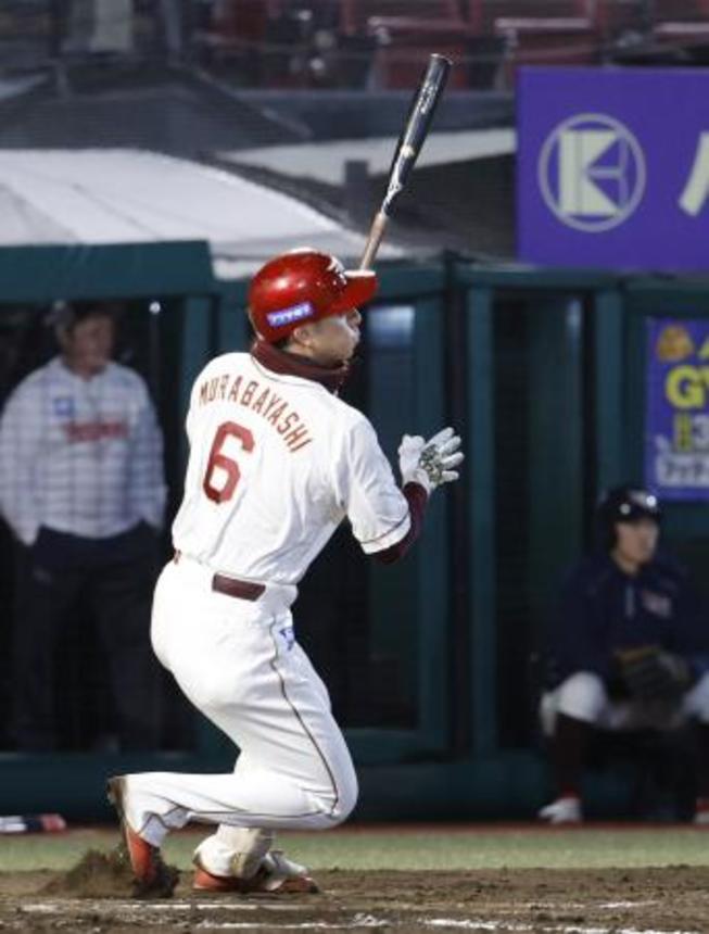 　１１回楽天２死三塁、村林が左前にサヨナラ打を放つ＝楽天モバイルパーク