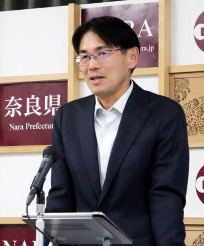 　奈良県庁で記者会見する山下真知事＝２５日午前