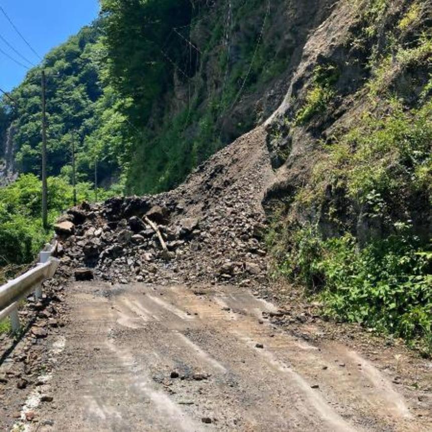 　のり面が崩れ、土砂でふさがれた静岡市葵区の林道＝２５日（静岡市提供）