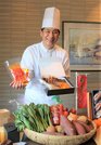 「県産食材をおいしい料理にしてＰＲすることで、地元に恩返ししたい」と語る森隆政オーナーシェフ＝岐阜市宇佐南、「鉄板フレンチ　キャトルセゾンＭＯＲＩ」