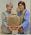 掘り出された四耳壺を手にする工藤雅子さん（右）、横山美代江さん