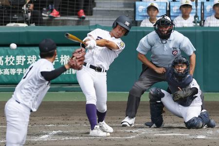 　天理―三重　８回表天理１死一、二塁、大塚が右翼に適時打を放つ。投手吉井、捕手大西＝甲子園