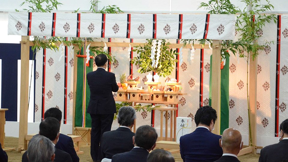 工事の安全を祈願して玉串をささげるＪＲ東海の金子慎社長＝１１日午前、中津川市千旦林