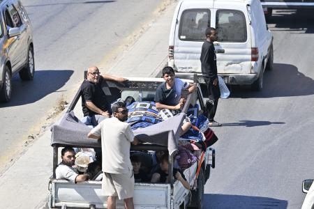 　１９日、レバノン南部サイダで、イスラエル軍の攻撃を受けて避難する家族ら（ゲッティ＝共同）