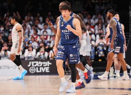 　Ａ東京戦で活躍し、拳を握る長崎の熊谷（１１）＝ハピネスアリーナ（（Ｃ）Ｂ．ＬＥＡＧＵＥ）