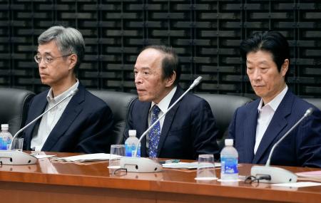 　日銀の支店長会議に臨む植田総裁（中央）ら＝１０日午前、日銀本店