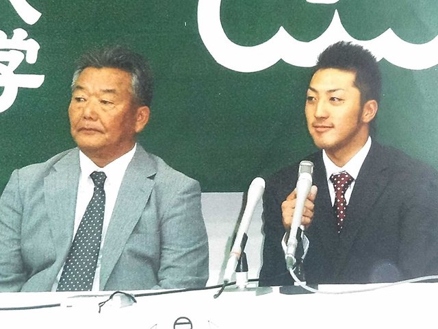 ドラフト指名後の記者会見であいさつする菊池涼介（右）。左は近藤正監督＝２０１１年１０月（近藤監督提供）