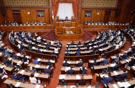 　ガソリン税に上乗せされる暫定税率の廃止法が可決、成立した参院本会議＝２８日午前