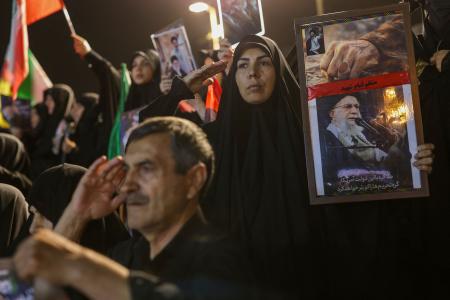 　イランの首都テヘランで、前最高指導者アリ・ハメネイ師の国葬の準備が進む広場に集まった人たち＝２日（ロイター＝共同）