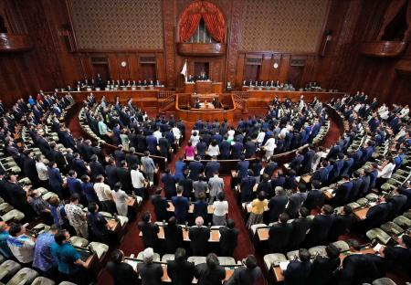 　違法なオンラインカジノの規制強化に向けたギャンブル依存症対策基本法改正案を可決した衆院本会議＝３日午後