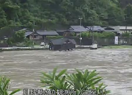 　レベル５氾濫特別警報が発表された和歌山県古座川町の古座川のライブカメラ画像＝３日早朝（和歌山県提供）