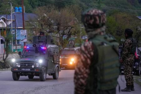 　２２日、係争地カシミール地方のインド・パハルガム周辺で、武装集団による発砲事件を受けパトロールする装甲車（ＡＰ＝共同）