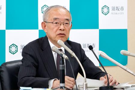 　記者会見する長野県須坂市の三木正夫市長＝１２日午前、須坂市役所