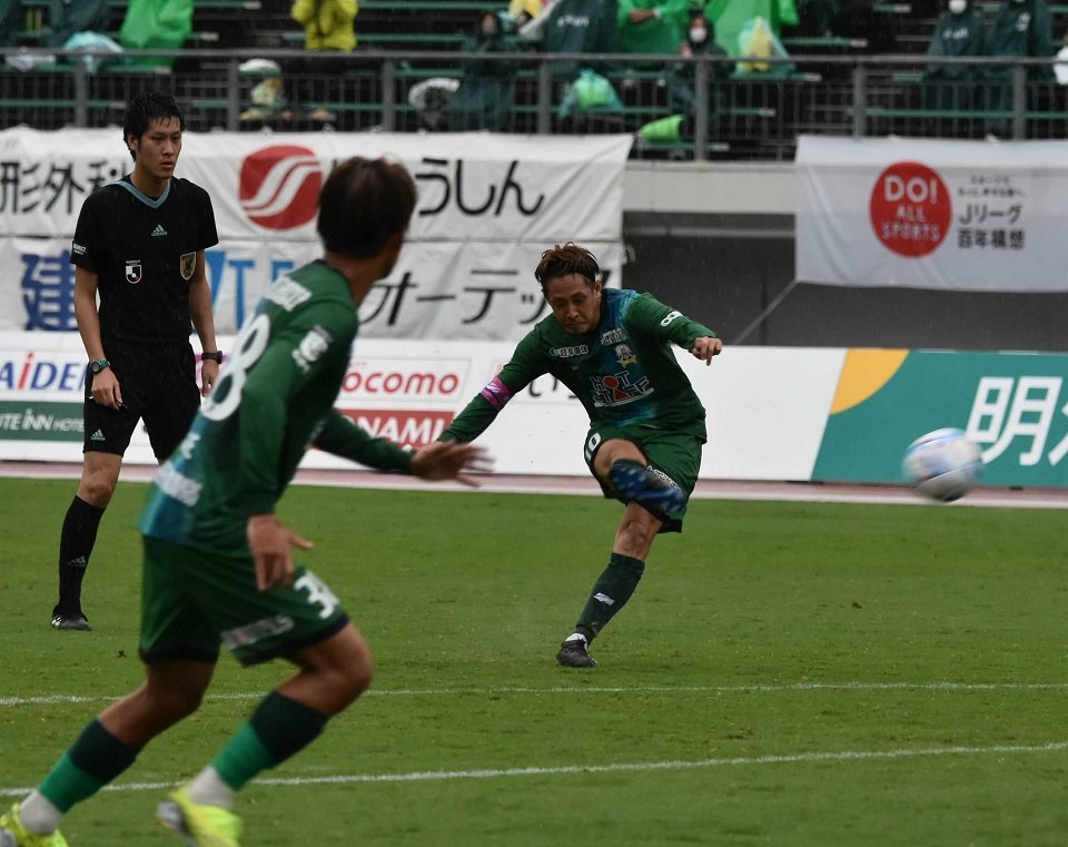 ＦＣ岐阜×富山＝前半、ＦＫでゴールを狙うＦＣ岐阜のＭＦ庄司＝長良川競技場