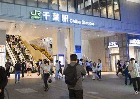 　女性２人が殴られたとみられる現場となったＪＲ千葉駅＝１７日午後８時１０分