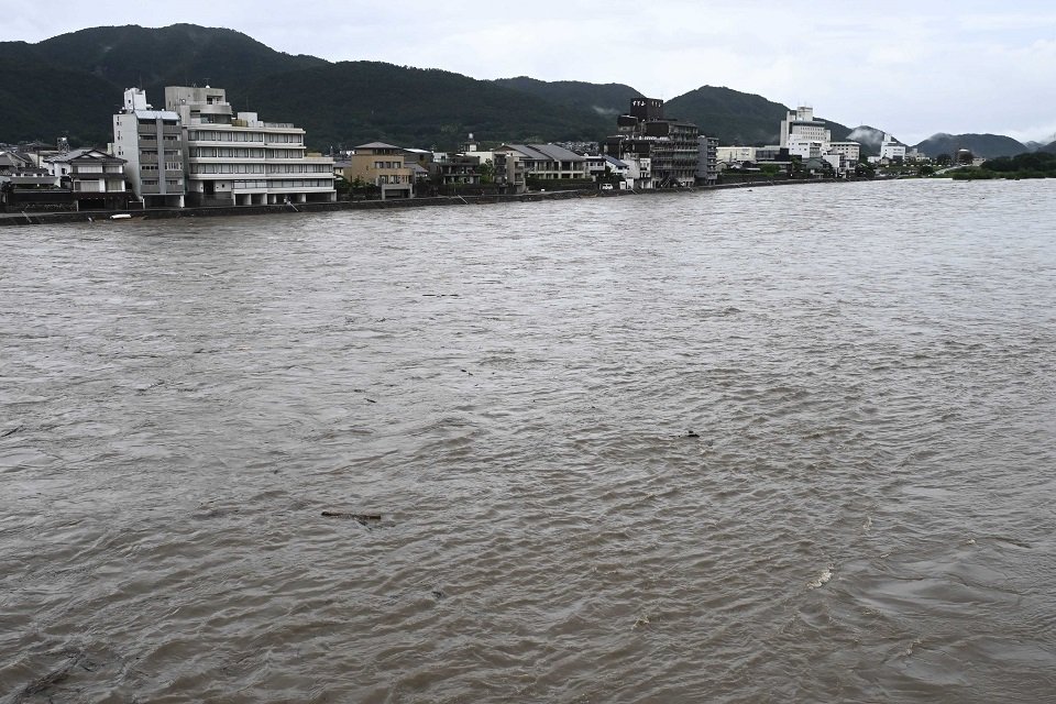 大雨で増水した長良川＝１７日午後５時１７分、岐阜市内（撮影・堀尚人）